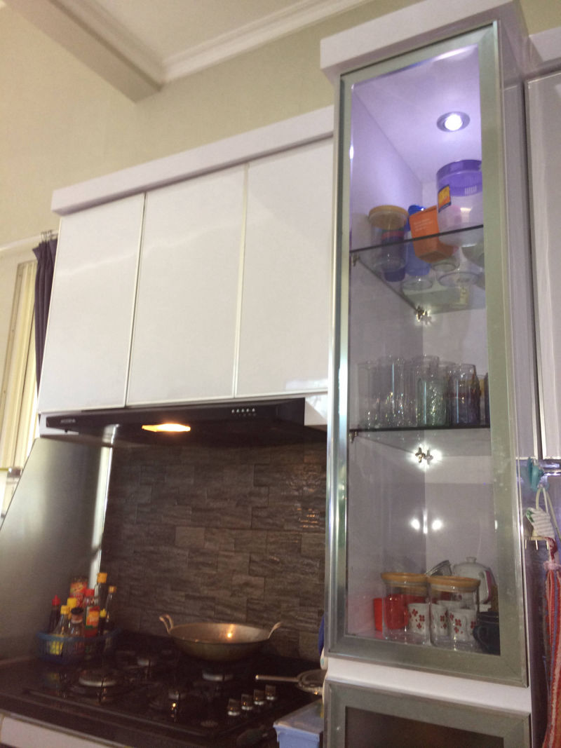 Lemari Kaca Dapur Minimalis